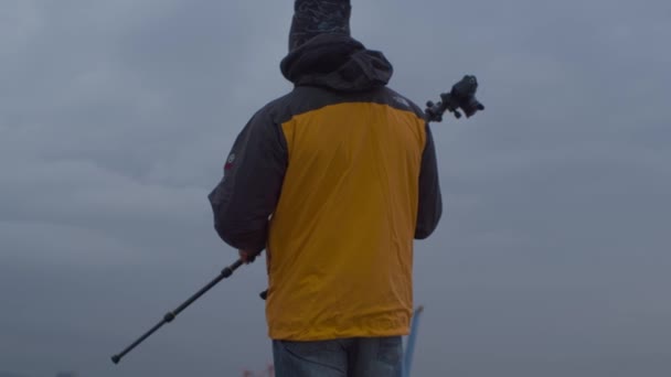 Foto Van Een Fotograaf Met Een Stad Achtergrond — Stockvideo