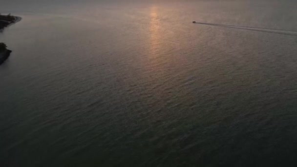 Uma Vista Aérea Barco Que Passa Durante Pôr Sol — Vídeo de Stock