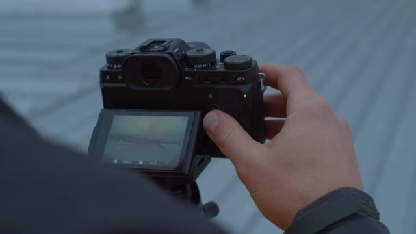 Fotografo Che Prepara Scattare Una Foto Con Una Macchina Fotografica — Video Stock