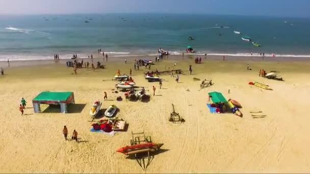インドのゴア南部のコルヴァの美しいビーチを飛行する無人機 — ストック動画