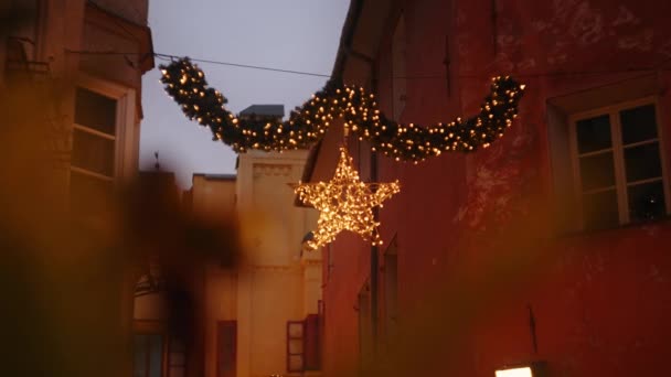 Iluminado Luzes Rua Natal Uma Antiga Cidade Histórica Italiana Entardecer — Vídeo de Stock