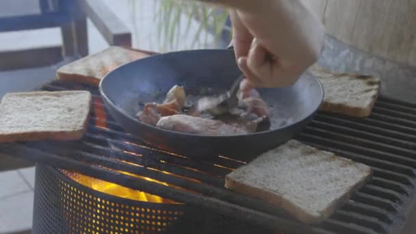 Close Shot Man Cooking Bacon Toast Fire Grill — Vídeo de stock