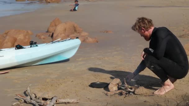 Diver Wetsuit Cooks Some Sea Food Fire Sandy Beach — стоковое видео