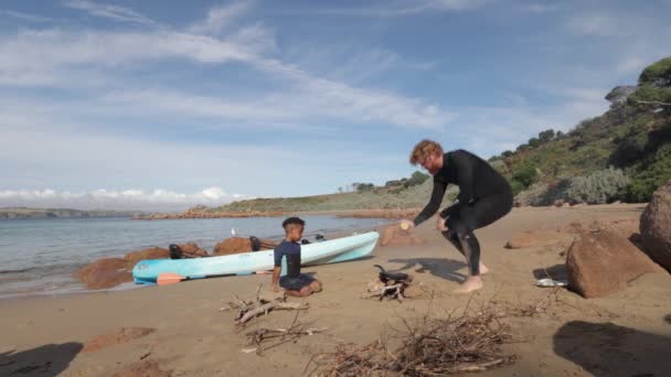 Muž Syn Uvaří Rybu Ohni Pláži Vymačkají Citron Rybu — Stock video