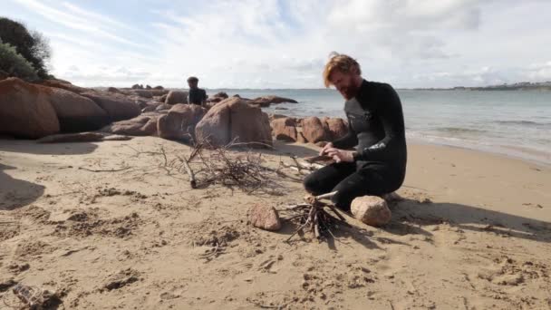 Diver Wetsuit Prepares Fire Sandy Beach Southern Australia — Stock video