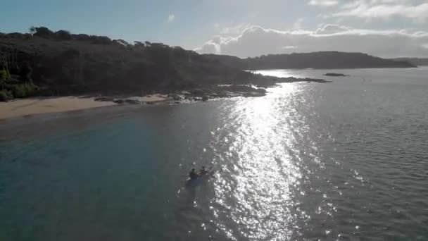 Letecký Záběr Shlížející Muže Syna Jak Kajaku Dívají Pobřeží Slunečního — Stock video