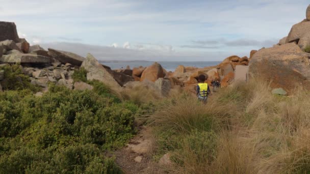 Father Son Walking Rocky Path While Wetsuits Australia Coastline — Vídeo de Stock