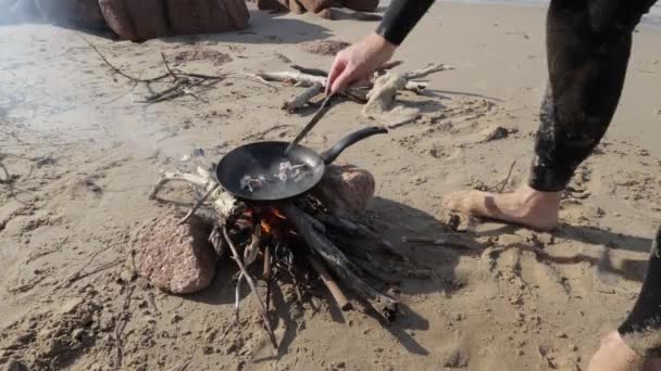 Close Tiro Homem Cozinhando Marisco Abalone Uma Frigideira Fogo Praia — Vídeo de Stock