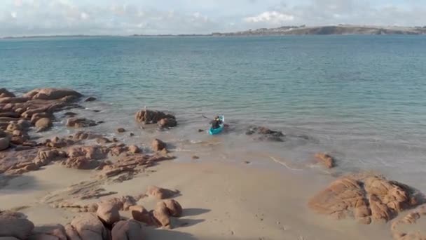 Uomo Bambino Lanciano Kayak Largo Della Costa Vittoriana Una Spiaggia — Video Stock
