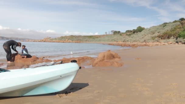 오스트레일리아의 해변에 모래사장에서 남자와아 위에서 생선을 준비하고 — 비디오