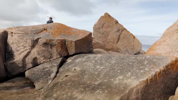 Father Son Climbing Granite Rock Ocean Adventure — Vídeo de Stock