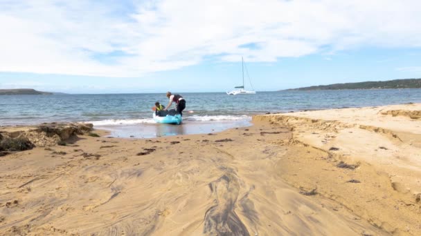 Man His Son Launch Kayak Port Phillip Bay Bass Coast — Vídeo de Stock