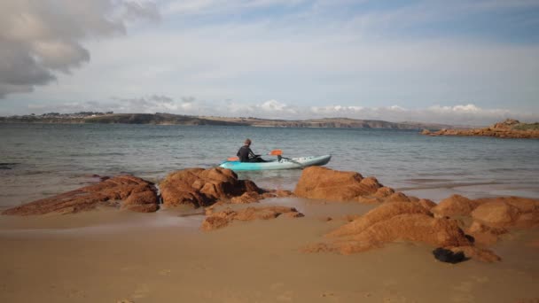 Man Kayaks Coast Victoria Australia Picks His Young Son Hop — Vídeo de Stock