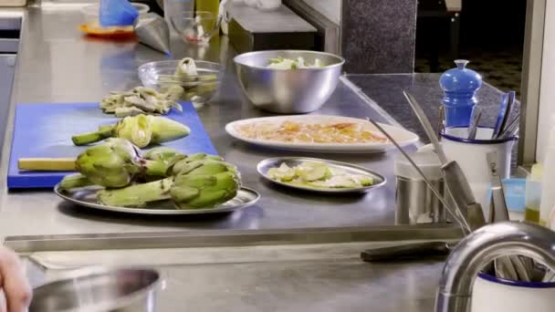 Επαγγελματίας Μάγειρας Ετοιμάζει Αγκινάρες Στην Κουζίνα Του Εστιατορίου — Αρχείο Βίντεο