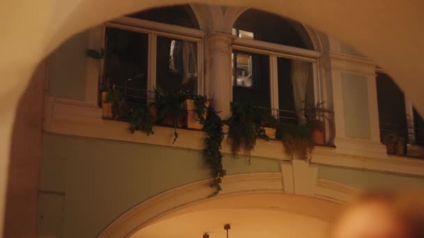 Arcos Del Edificio Del Casco Antiguo Ventanas Casa Por Noche — Vídeo de stock