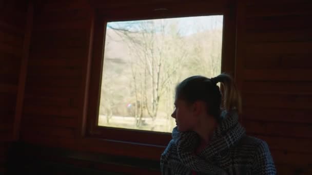 Woman Looking View Wooden Train Szilvsvrad Hungary Handheld — стоковое видео