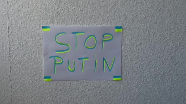 Beyaz Duvarda Ukrayna Özgürlük Bayrakları Rusya Ile Ukrayna Arasında 2022 — Stok video