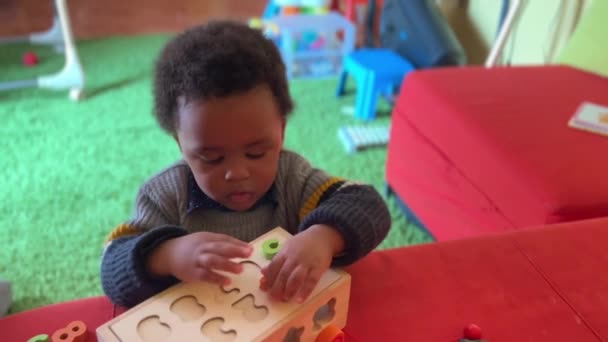 Дворічна Афроамериканська Дитина Грає Вивчає Цифри — стокове відео