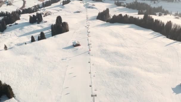 長いスキー場で一人乗りのドローンを追いかけて — ストック動画