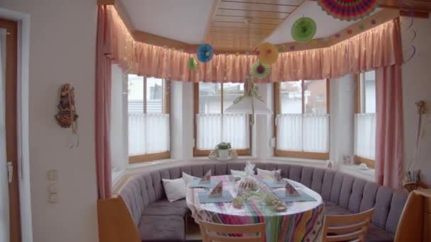 Esstisch Der Küche Nooks Mit Party Essen Dekorationen Haus Aufgestellt — Stockvideo