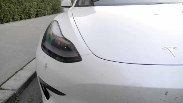 Koplampen Voorkant Kap Van Witte Tesla Model Sedan Auto Voor — Stockvideo