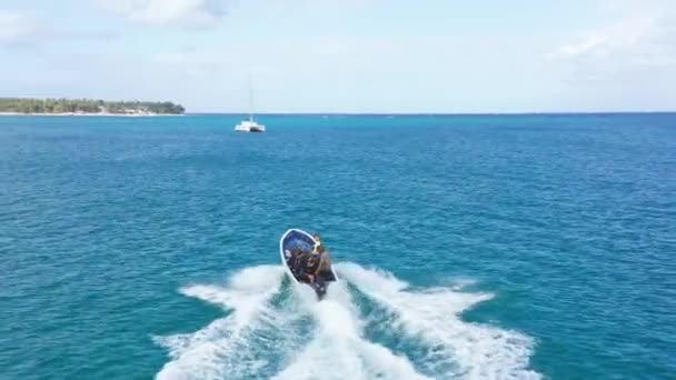 Letecké Sledování Záběr Motorový Člun Křižování Přes Modré Karibské Moře — Stock video