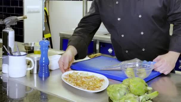 Fogão Mostrando Placa Carpaccio Orelha Porco Prato Mediterrâneo — Vídeo de Stock