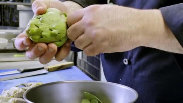 Κοντινό Πλάνο Pealing Αγκινάρες Επαγγελματίας Μάγειρας — Αρχείο Βίντεο