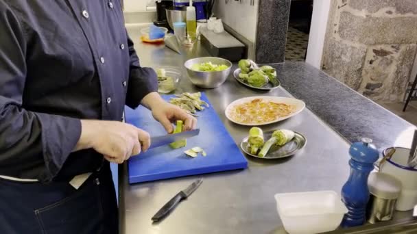 Långsamt Skära Kronärtskockor Tunna Ljus För Att Göra Carpaccio — Stockvideo