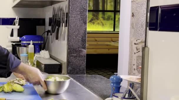 Kucharz Przybywa Świńskim Carpaccio Ucha Aby Kuchnia Mogła Kontynuować Swoją — Wideo stockowe