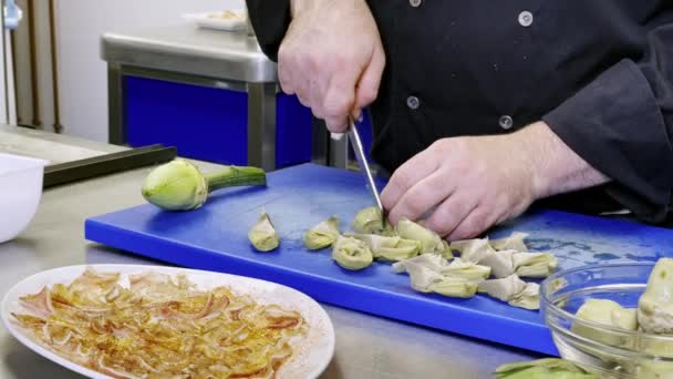 Skär Kronärtskockor Nära Håll Med Grisens Öra Väntar Att Kokas — Stockvideo