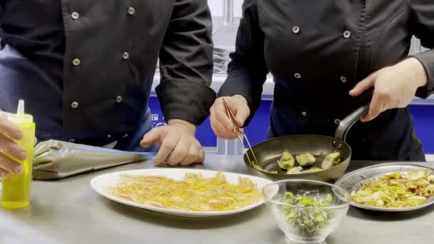 Man Vrouw Werken Samen Serveren Spaans Eten High Cuisine Restaurant — Stockvideo