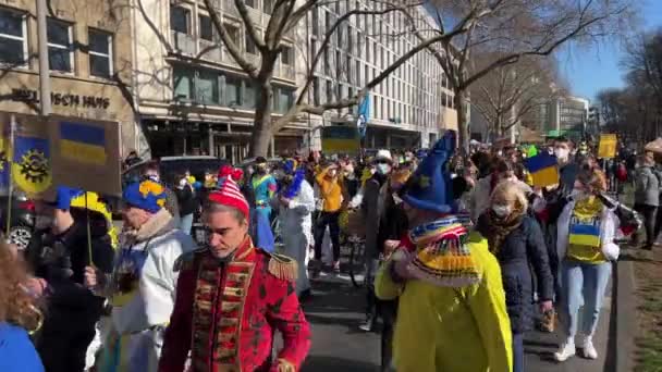 Antioorlogse Protestmars Oekraïne Steunen Carnavalsparades Werden Afgelast Vervangen Door Een — Stockvideo