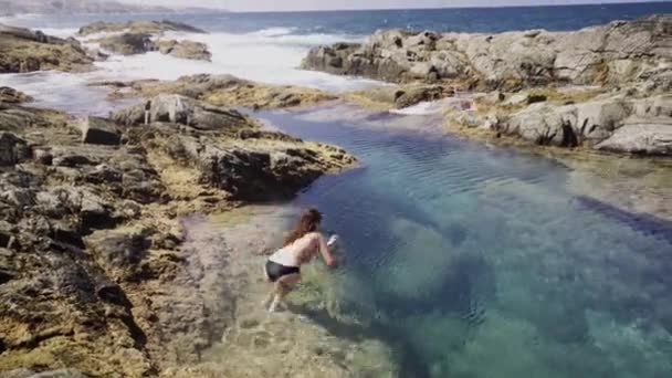 Fuerteventura Ilha Canária Piscina Oceano Água Natural Jovem Mestiço Mulher — Vídeo de Stock