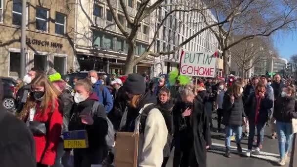 Oorlogsprotest Ter Ondersteuning Van Oekraïne Keulen Duitsland Carnavalsparades Werden Afgelast — Stockvideo