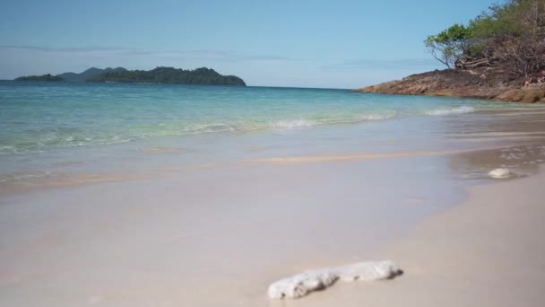Imagens Praia Areia Branca Com Águas Azul Turquesa Ilhas Distância — Vídeo de Stock
