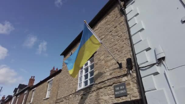 Een Oekraïense Vlag Wappert Wind Boven Een Engelse Straat Ter — Stockvideo