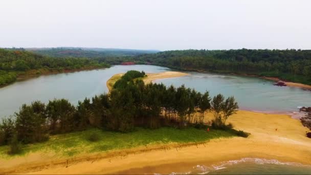 Een Drone Vliegt Het Galgibagh Strand Het Zuiden Van Goa — Stockvideo