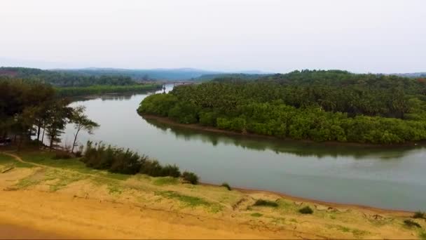一架无人驾驶飞机占领了印度南果阿的Galgibagh河和海滩 — 图库视频影像