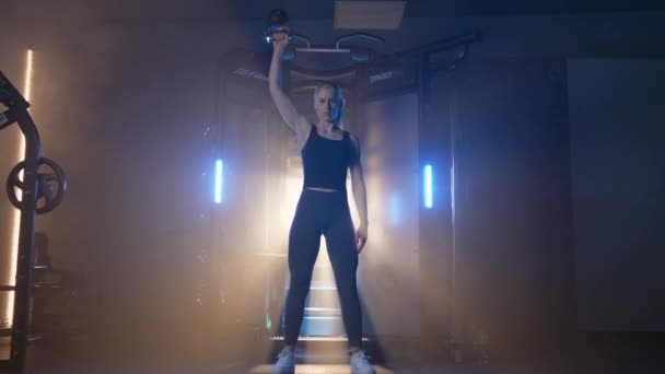 Kettlebell Temizleyen Güçlü Kadın Spor Salonunda Basın Çalışması Yapıyor Yakınlaştır — Stok video