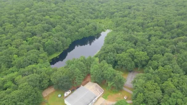 Volando Sobre Hermoso Reservorio Descuento Rodeado Árboles Ashford Connecticut — Vídeos de Stock