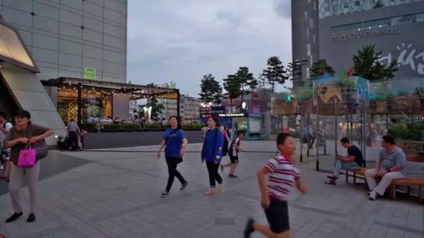 Ludzie Relaksujący Się Spacerujący Spokojnie Przed Centrum Handlowym Doota Seulu — Wideo stockowe