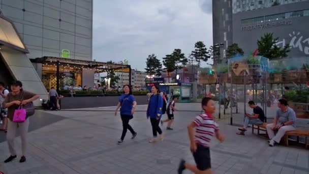 People Relaxing Walking Leisurely Front Doota Mall Seoul South Korea — Stockvideo