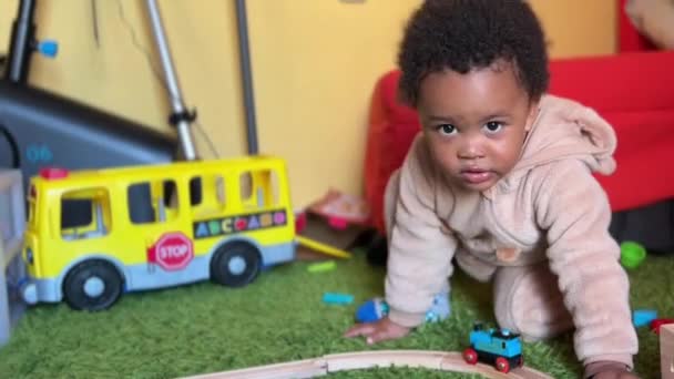 Dwuletnie Afroeuropejskie Dziecko Bawiące Się Zabawkowym Pociągiem Domu — Wideo stockowe