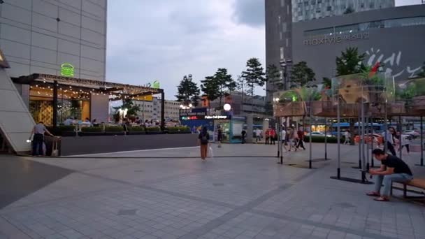 Άνθρωποι Χαλαρώνουν Και Περπατούν Χαλαρά Μπροστά Από Εμπορικό Κέντρο Doota — Αρχείο Βίντεο
