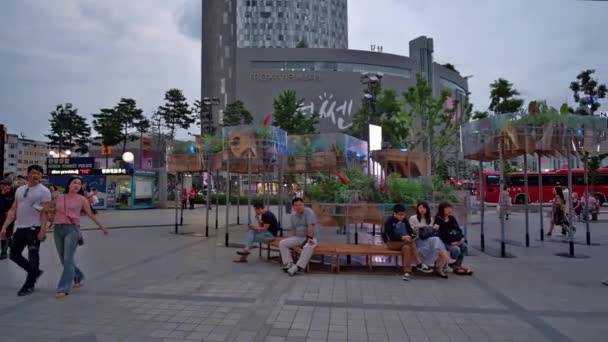 People Relaxing Walking Leisurely Front Doota Mall Seoul South Korea — стоковое видео