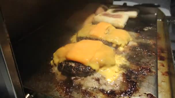 Barbecue Sailboat Opened Reveal Hamburgers Cooking Cheese Buns Being Toasted — Stock Video