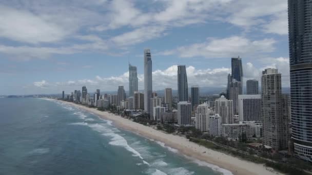 High Rise Apartments Hotels Beach Surfers Paradise Queensland Austrália Antena — Vídeo de Stock