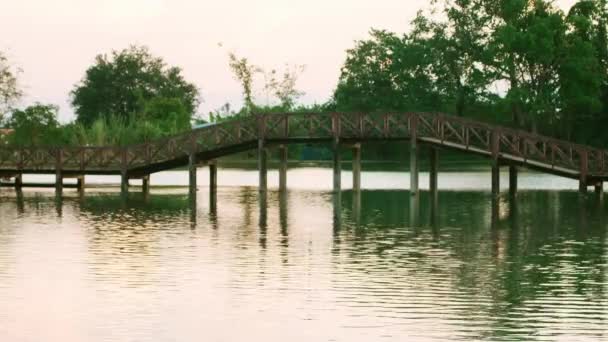 Wooden Bridge Walkway Lake Scenery Natural Attractions Sunset — Stockvideo