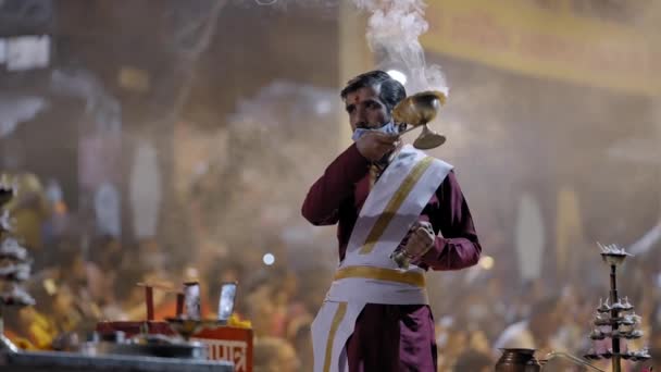 Man Performing Traditional Ganga Aarti Triveni Ghat Festival Рішікеші Індія — стокове відео